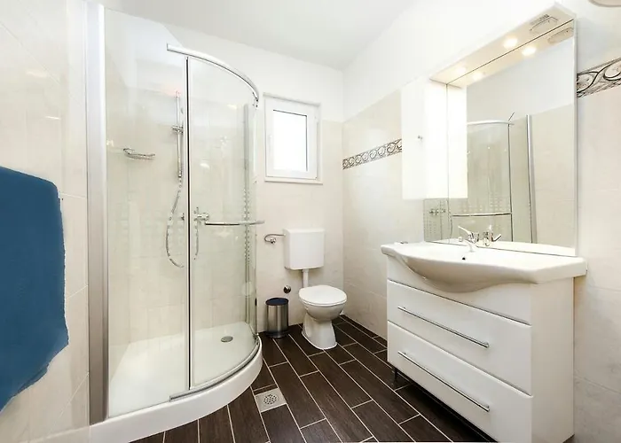 Lili Biograd Na Moru